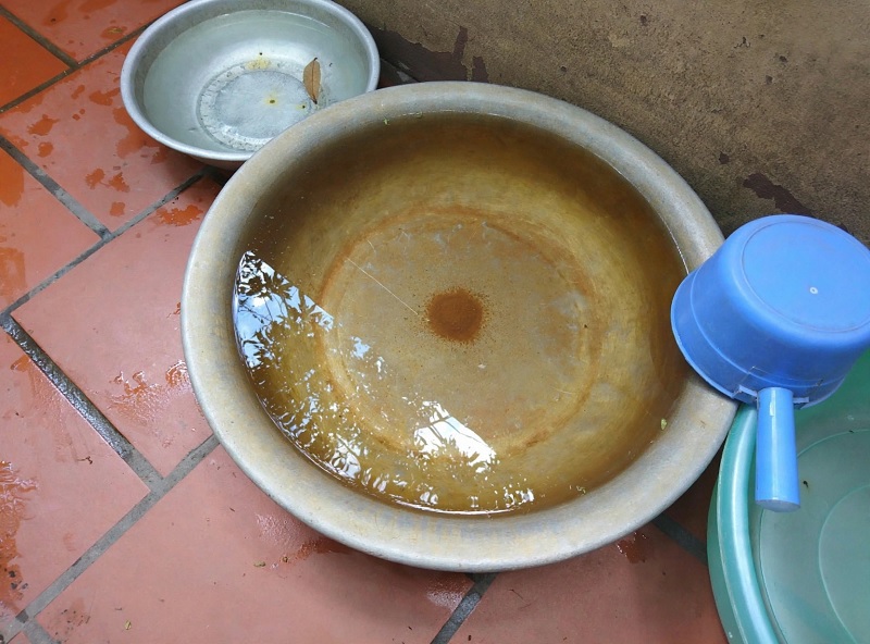 Cặn sắt vàng nâu trong nước giếng khoan nhiễm phèn