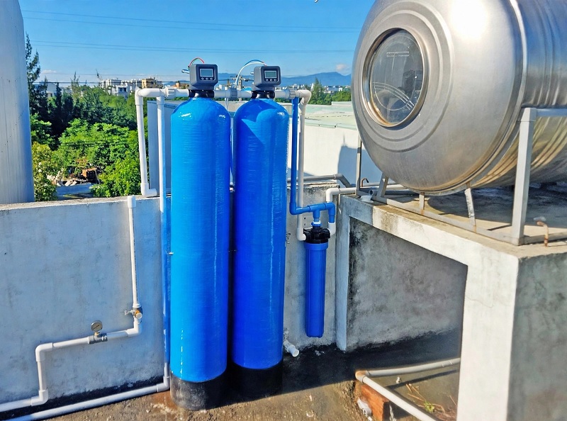 Hệ thống lọc nước nhiễm đá vôi điển hình: lọc thô, làm mềm bằng hạt nhựa, lọc tinh RO.