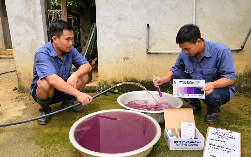 Kiểm tra nước giếng khoan màu tím bằng bộ test mangan