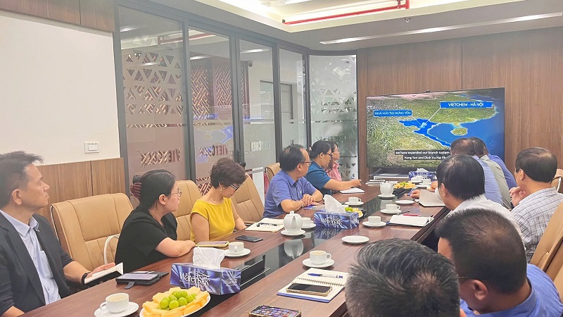Giám đốc Liftec cùng Chủ tịch HĐQT Nguyễn Đức Việt đã đón tiếp đoàn tại Văn Phòng Tổng công ty 