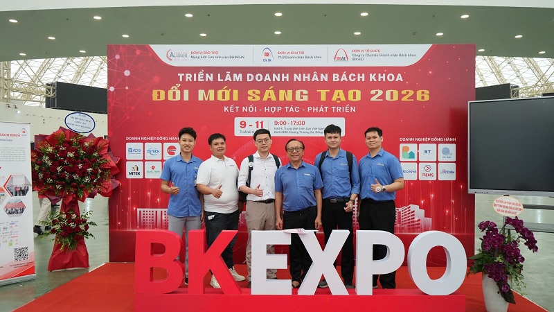Chủ tịch Nguyễn Đức Việt cùng CBCNV hệ sinh thái VIETCHEM tại sự kiện
