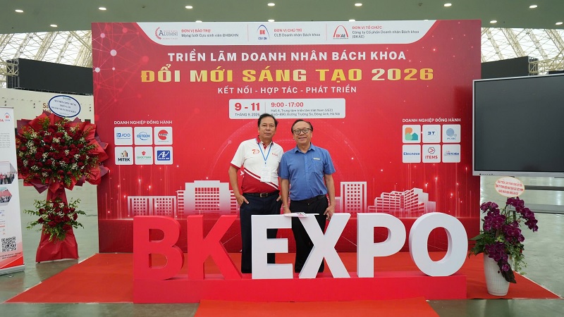 Chủ tịch Nguyễn Đức Việt chụp ảnh lưu niệm cùng Chủ tịch CLB Doanh nhân Bách Khoa