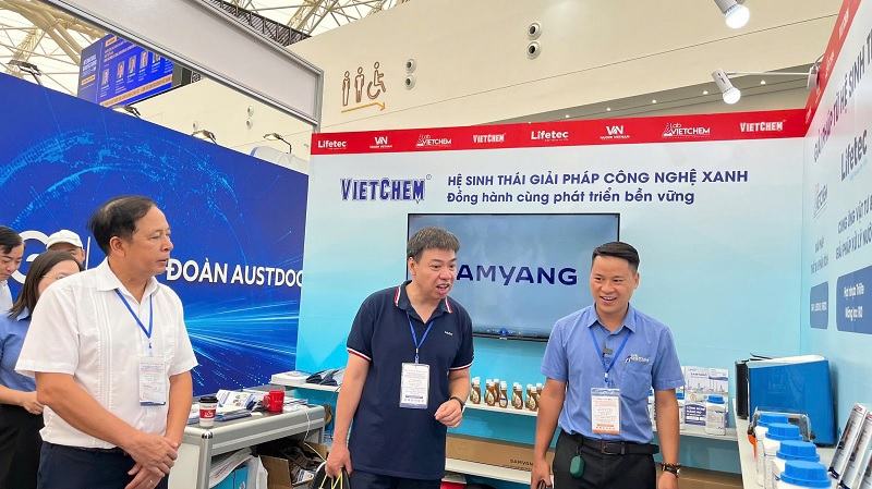 Ban Tổ chức tham quan gian hàng hệ sinh thái VIETCHEM
